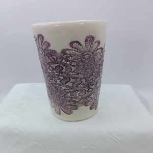 Mug violet romantique avec dentelle raffinée