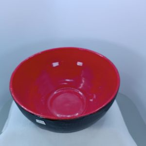 Saladier céramique noir mat texturé intérieur rouge