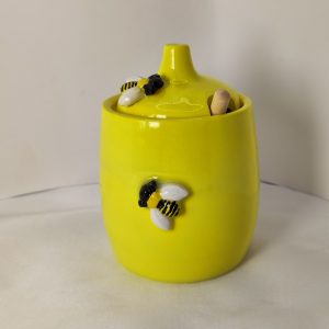 Pot à miel jaune avec cuillère